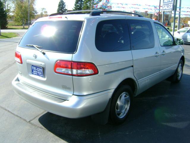 Toyota Sienna 2003 photo 2