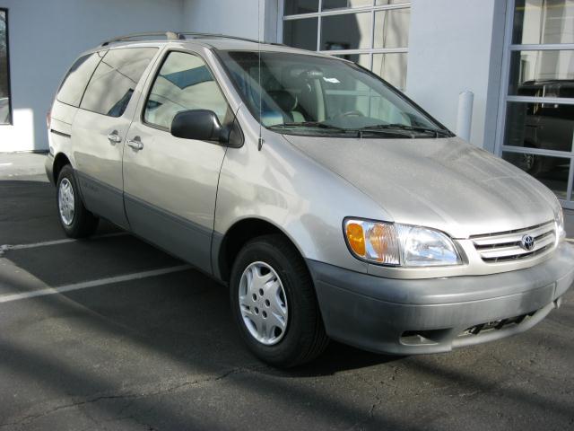 Toyota Sienna 2003 photo 1