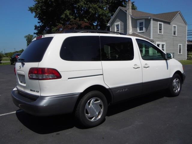 Toyota Sienna 2003 photo 2