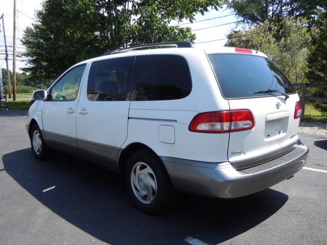 Toyota Sienna 2003 photo 3