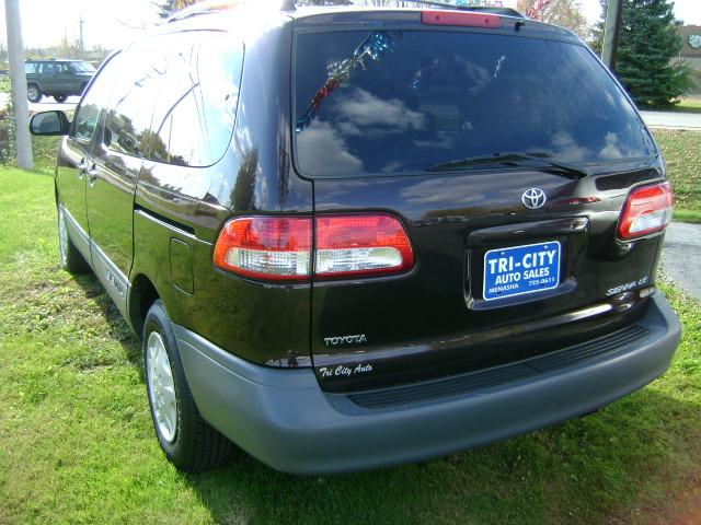 Toyota Sienna 2003 photo 2