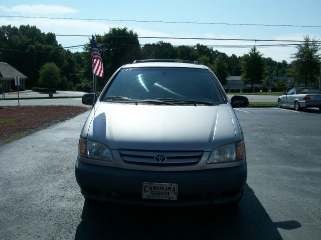 Toyota Sienna 2003 photo 2