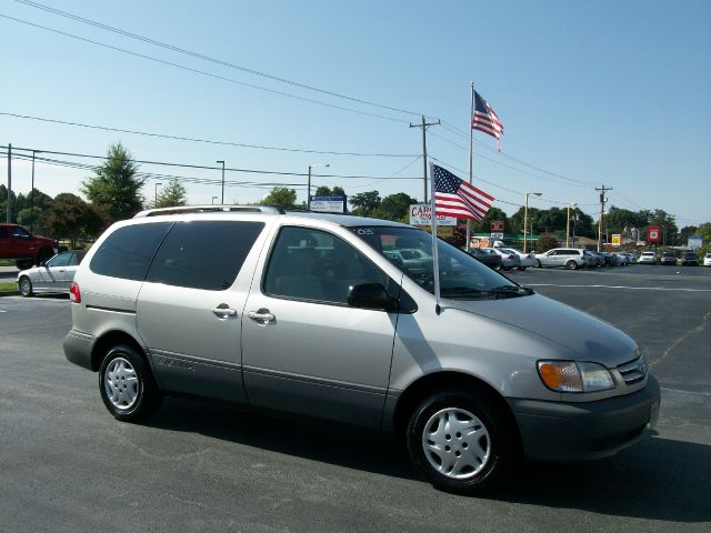 Toyota Sienna 2003 photo 3