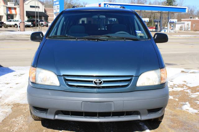 Toyota Sienna 2003 photo 1