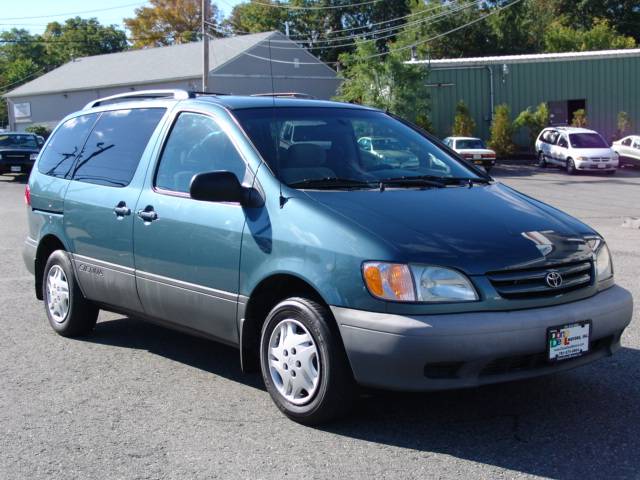 Toyota Sienna 2003 photo 2