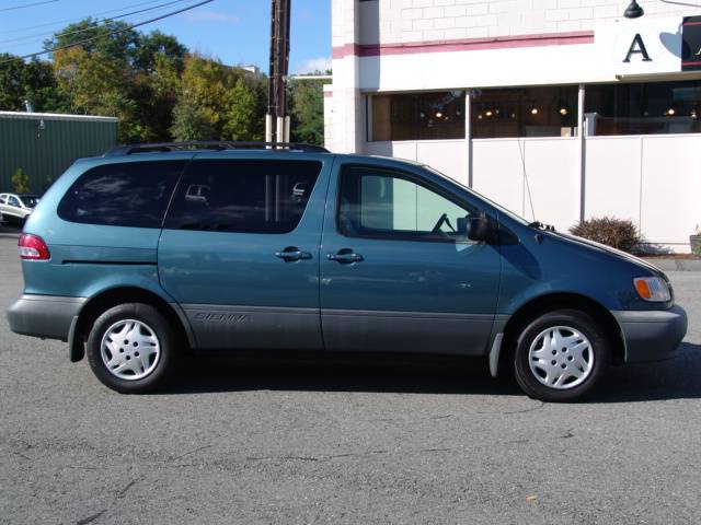 Toyota Sienna 2003 photo 3