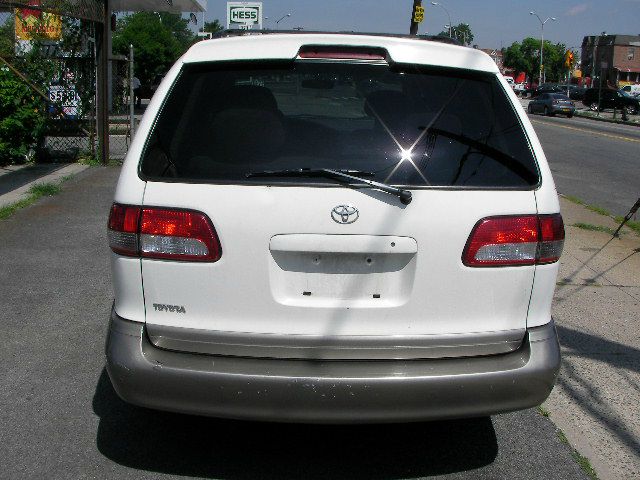 Toyota Sienna 2003 photo 2