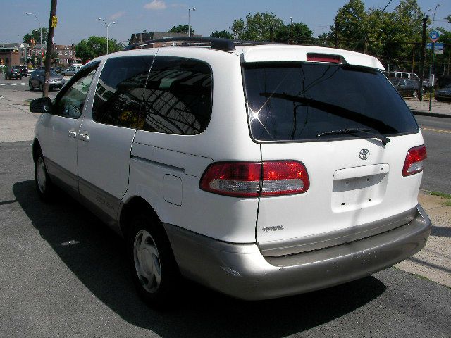 Toyota Sienna 2003 photo 4