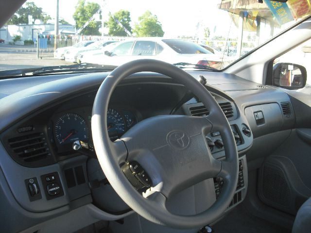 Toyota Sienna 2003 photo 2