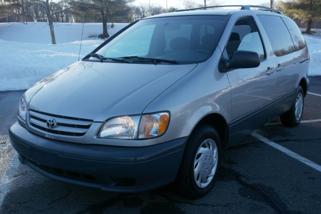 Toyota Sienna 2003 photo 2
