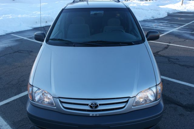 Toyota Sienna 2003 photo 3