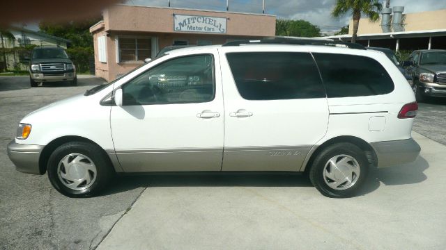 Toyota Sienna 2003 photo 1