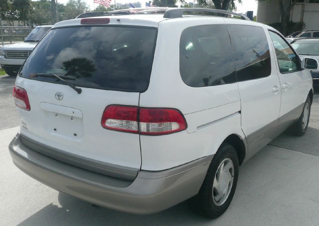 Toyota Sienna 2003 photo 2
