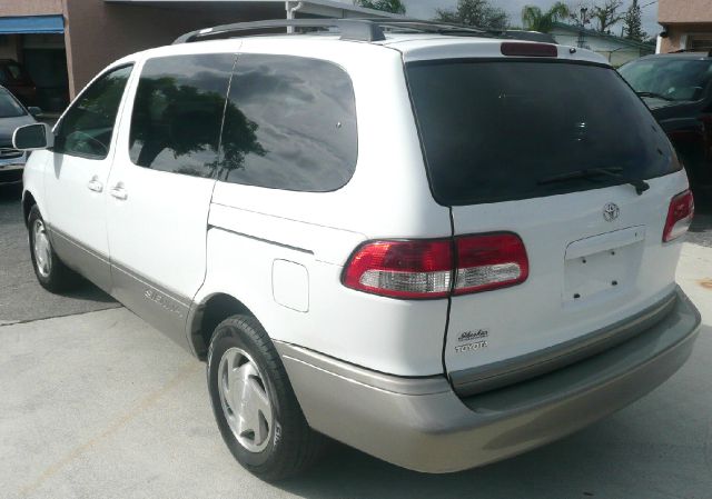Toyota Sienna 2003 photo 3