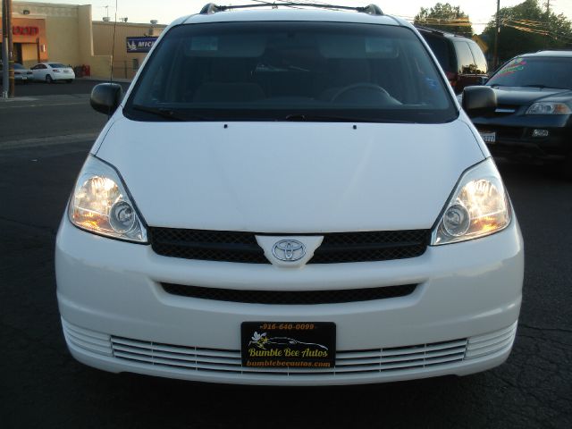 Toyota Sienna 2004 photo 3