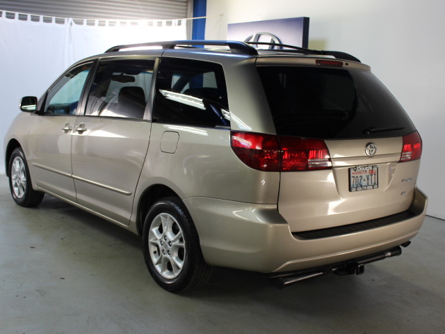 Toyota Sienna 2004 photo 2