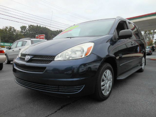 Toyota Sienna Touring - Moonroof MiniVan