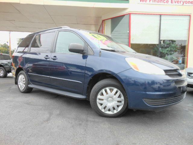 Toyota Sienna 2004 photo 2