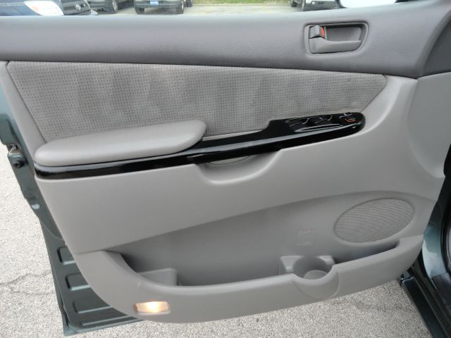 Toyota Sienna 2004 photo 1