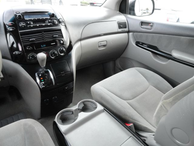 Toyota Sienna 2004 photo 3