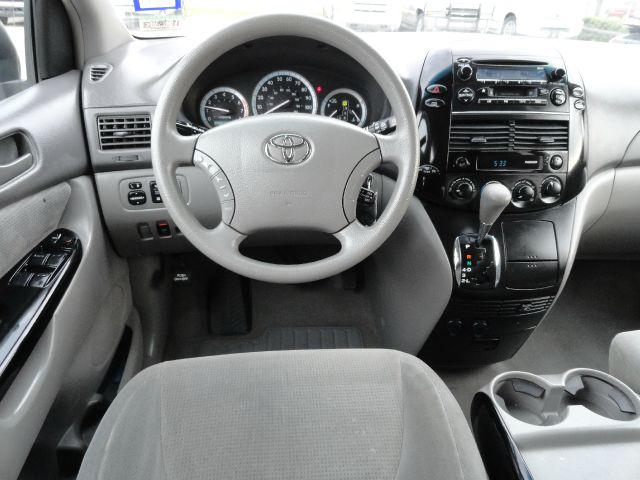 Toyota Sienna 2004 photo 4