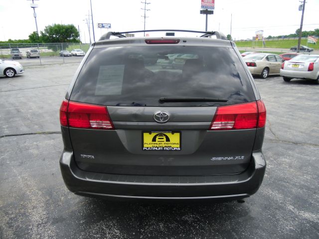 Toyota Sienna 2004 photo 4