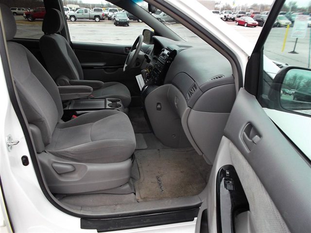 Toyota Sienna 2004 photo 2