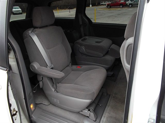 Toyota Sienna 2004 photo 4