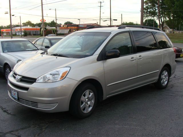 Toyota Sienna Touring - Moonroof MiniVan