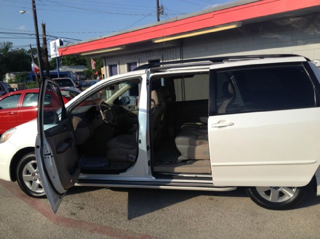 Toyota Sienna 2004 photo 2