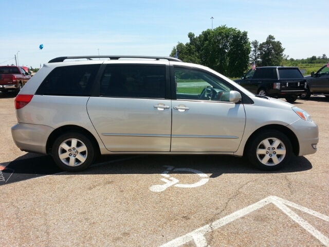Toyota Sienna 2004 photo 2