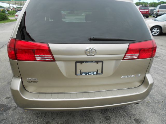 Toyota Sienna Touring - Moonroof MiniVan