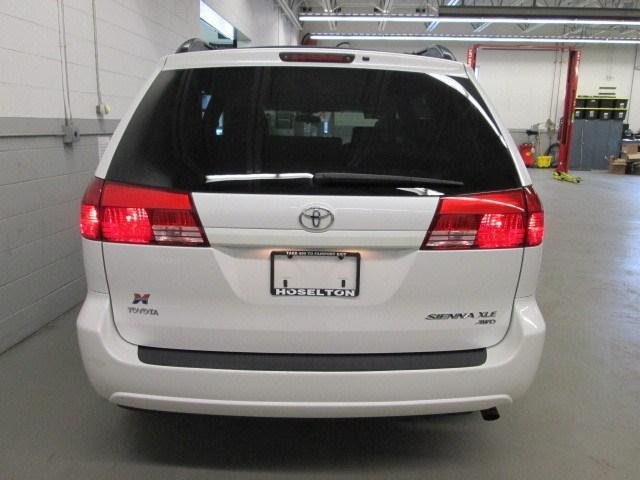 Toyota Sienna 2004 photo 2
