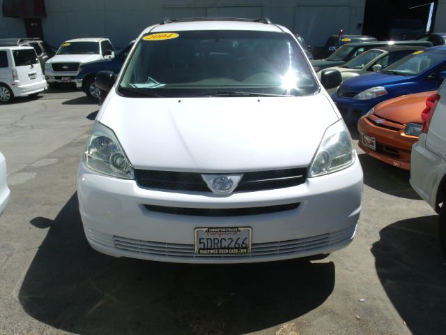 Toyota Sienna 2004 photo 2