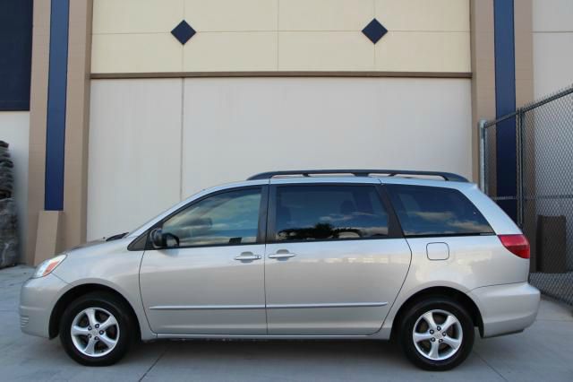 Toyota Sienna Touring - Moonroof MiniVan