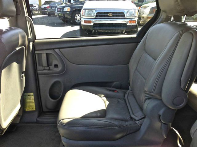 Toyota Sienna 2004 photo 3
