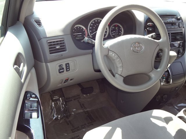 Toyota Sienna 2004 photo 2