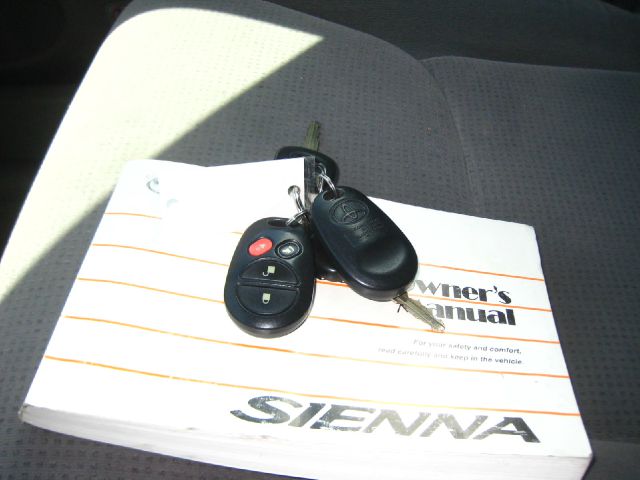 Toyota Sienna Touring - Moonroof MiniVan