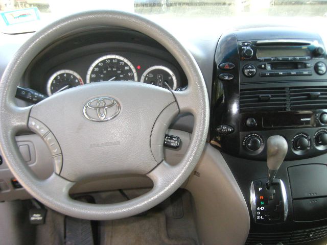 Toyota Sienna 2004 photo 3