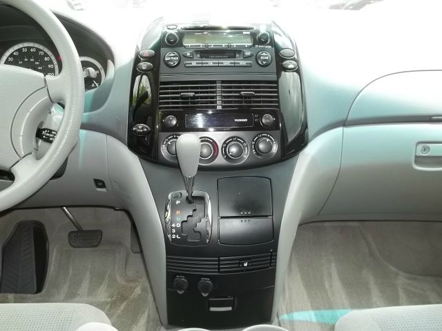 Toyota Sienna 2004 photo 3
