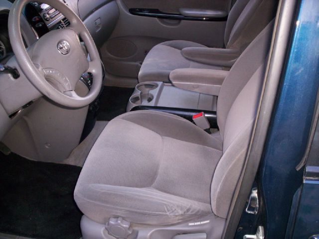 Toyota Sienna 2004 photo 2