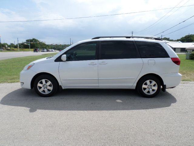Toyota Sienna 2004 photo 2