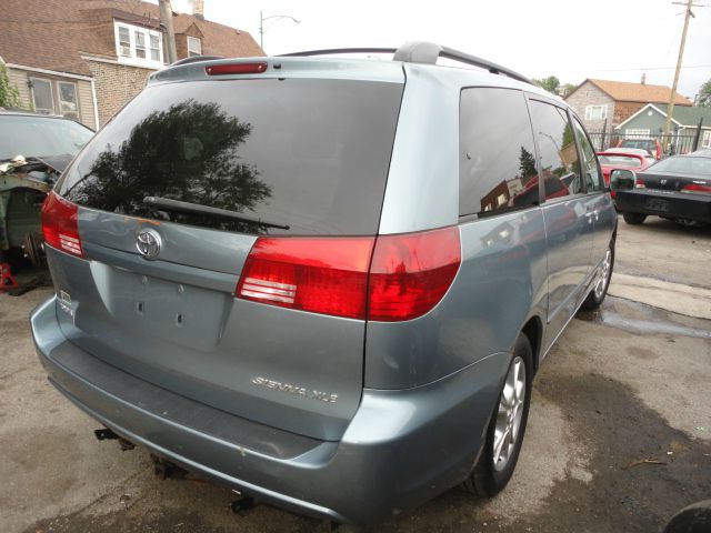 Toyota Sienna 2004 photo 2