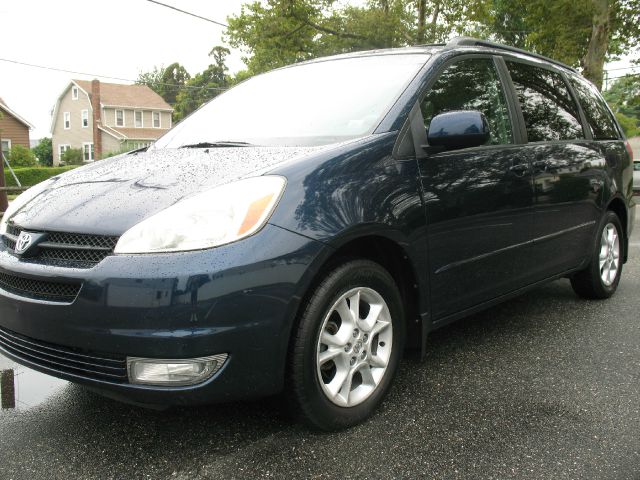 Toyota Sienna 2004 photo 2