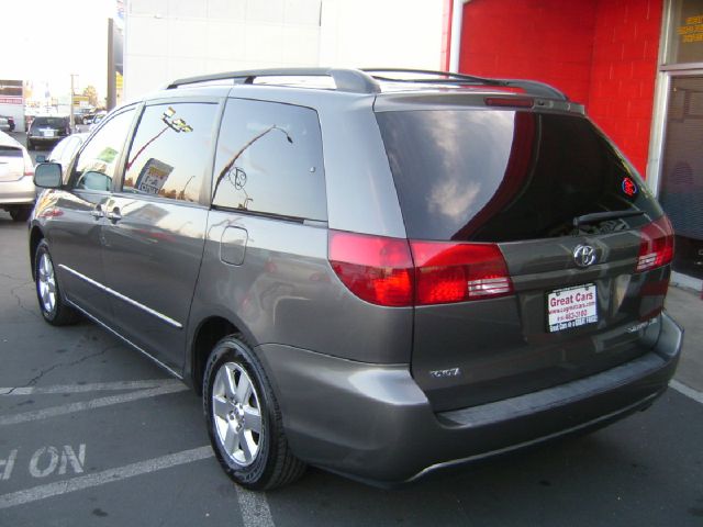 Toyota Sienna 2004 photo 2