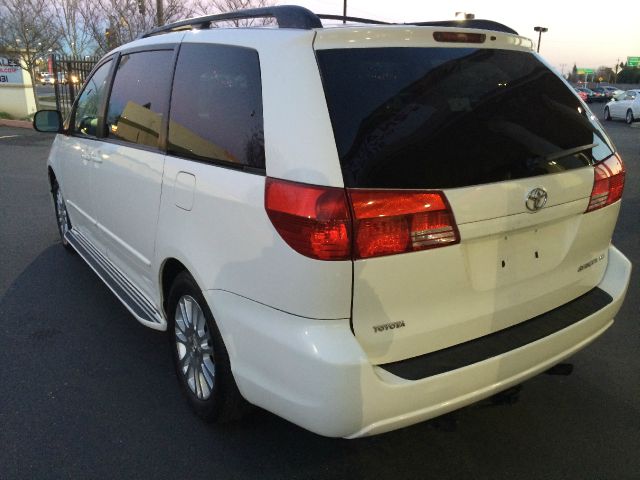 Toyota Sienna 2004 photo 4