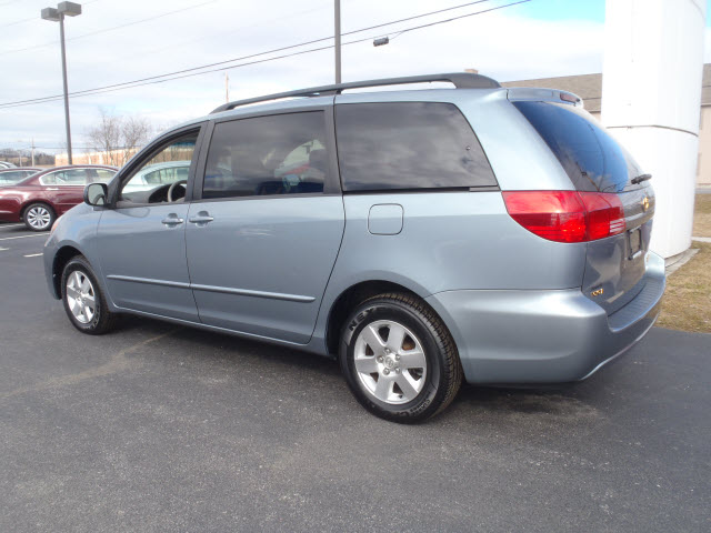 Toyota Sienna 2004 photo 3