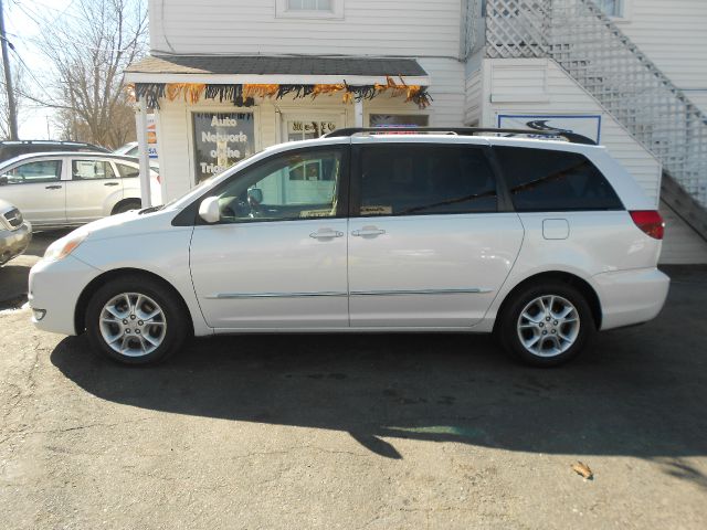 Toyota Sienna 2004 photo 2