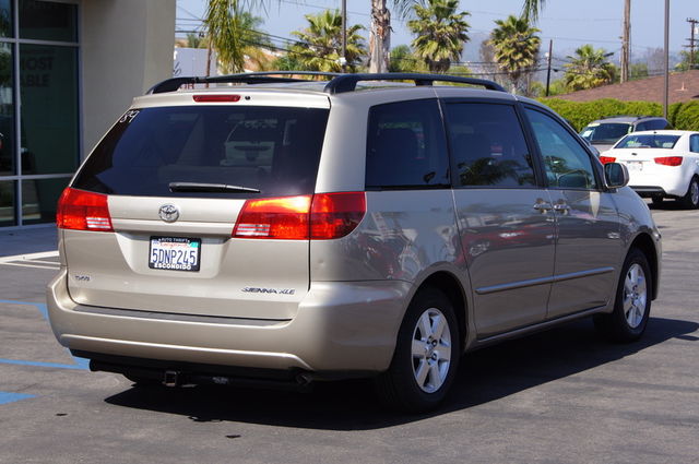 Toyota Sienna 2004 photo 2