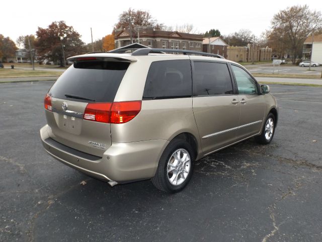 Toyota Sienna 2004 photo 2